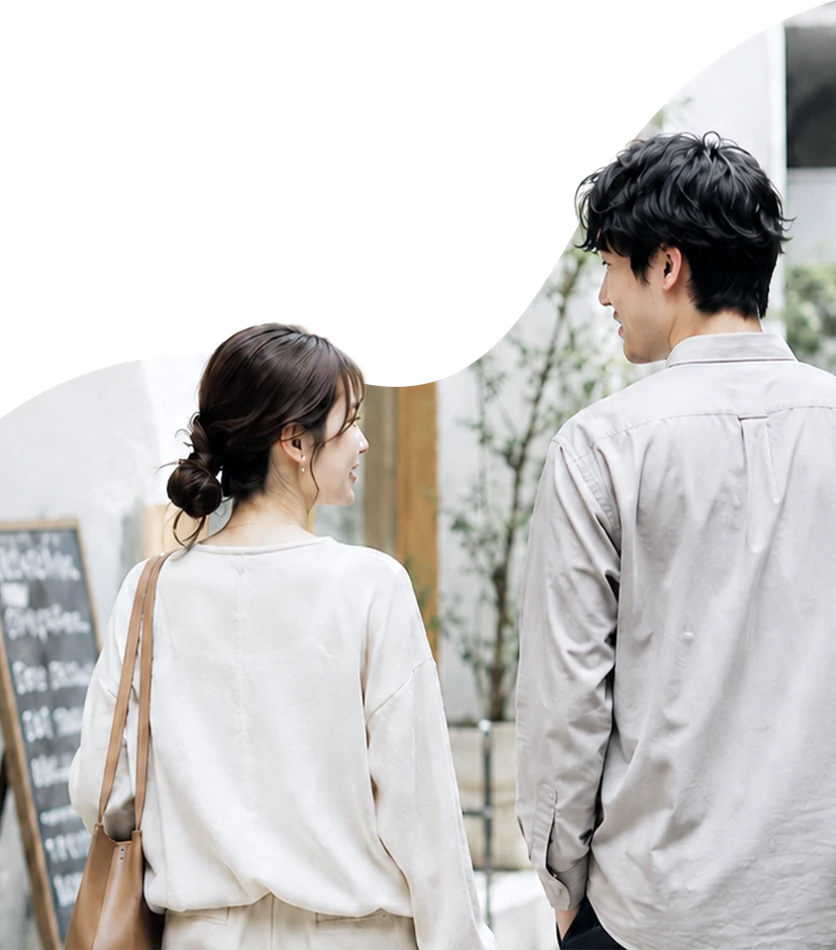 街を並んで歩くカップル